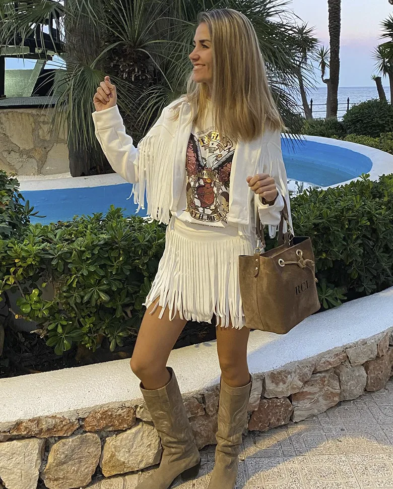 mujer con cazadora y falda con flecos