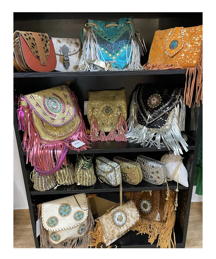 estantería con bolsos