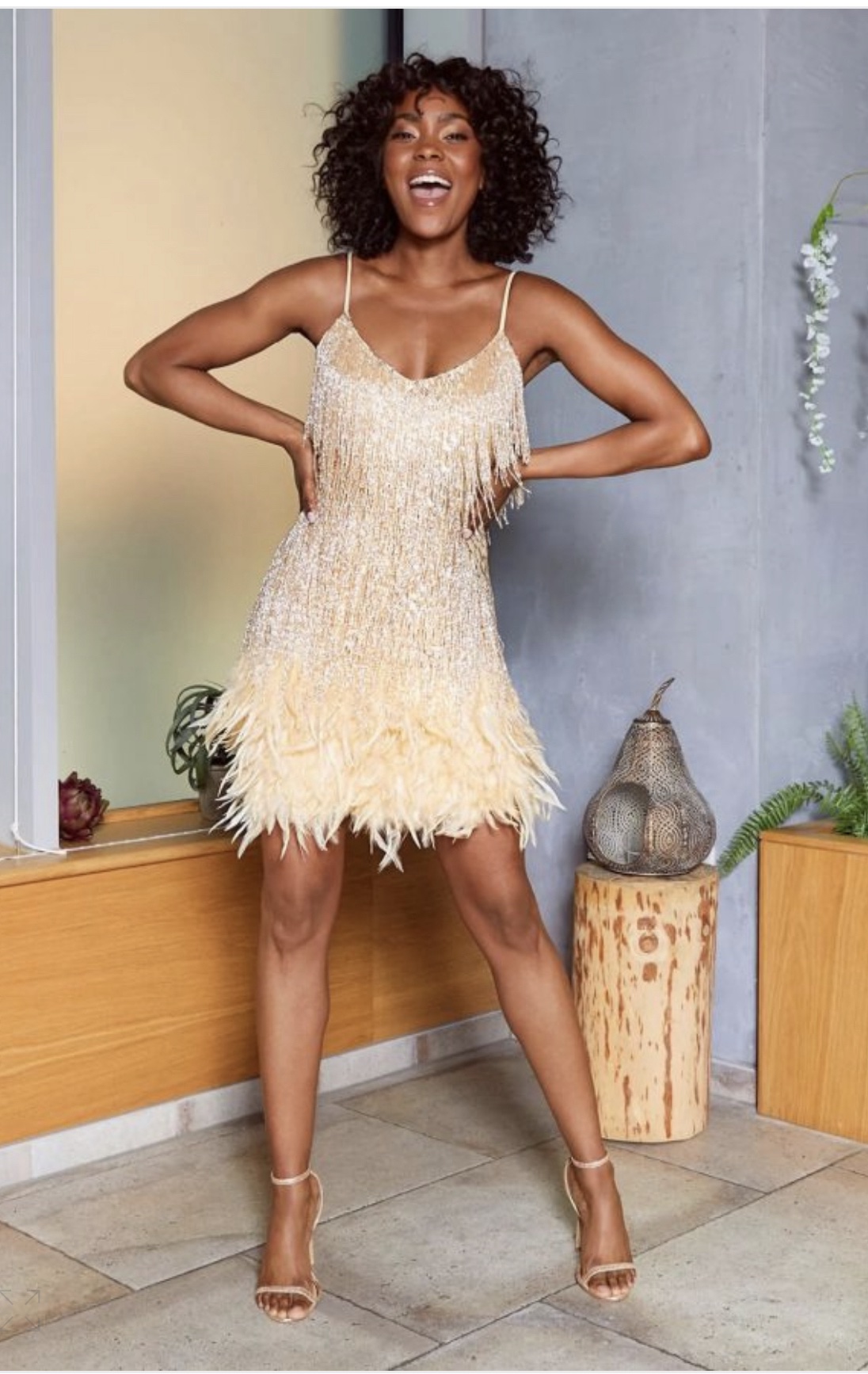 Vestido corto fiesta flecos, lentejuela y plumas