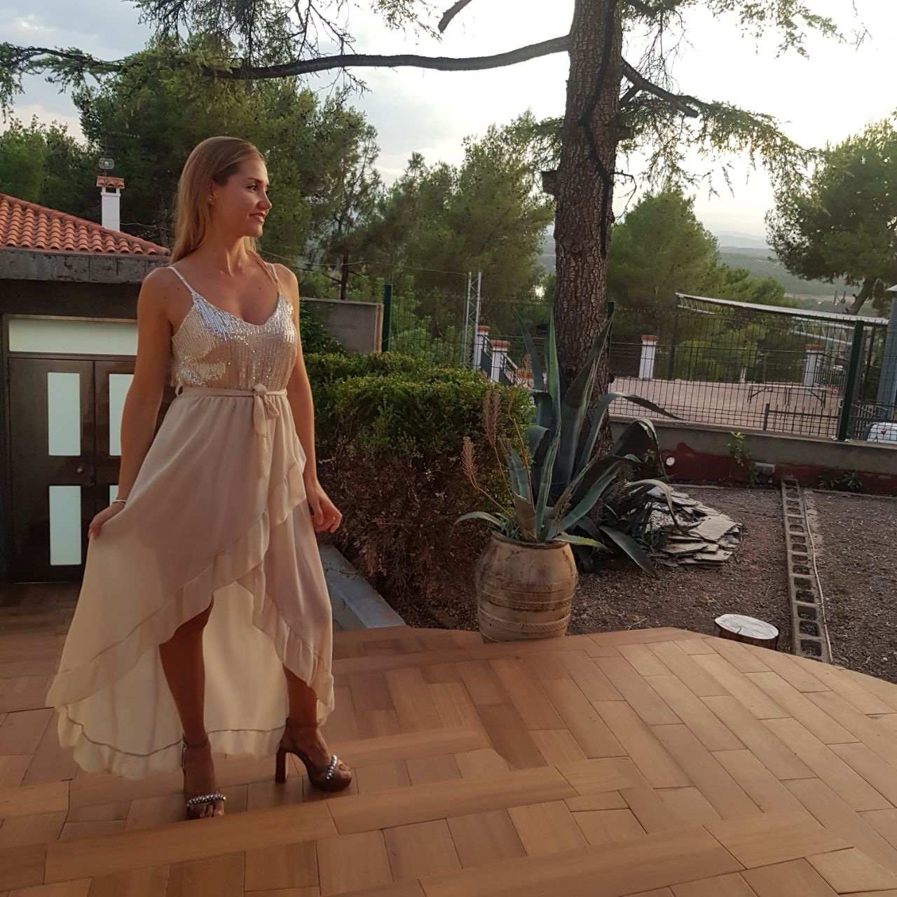 Vestido de fiesta asimétrico de gasa y lentejuelas