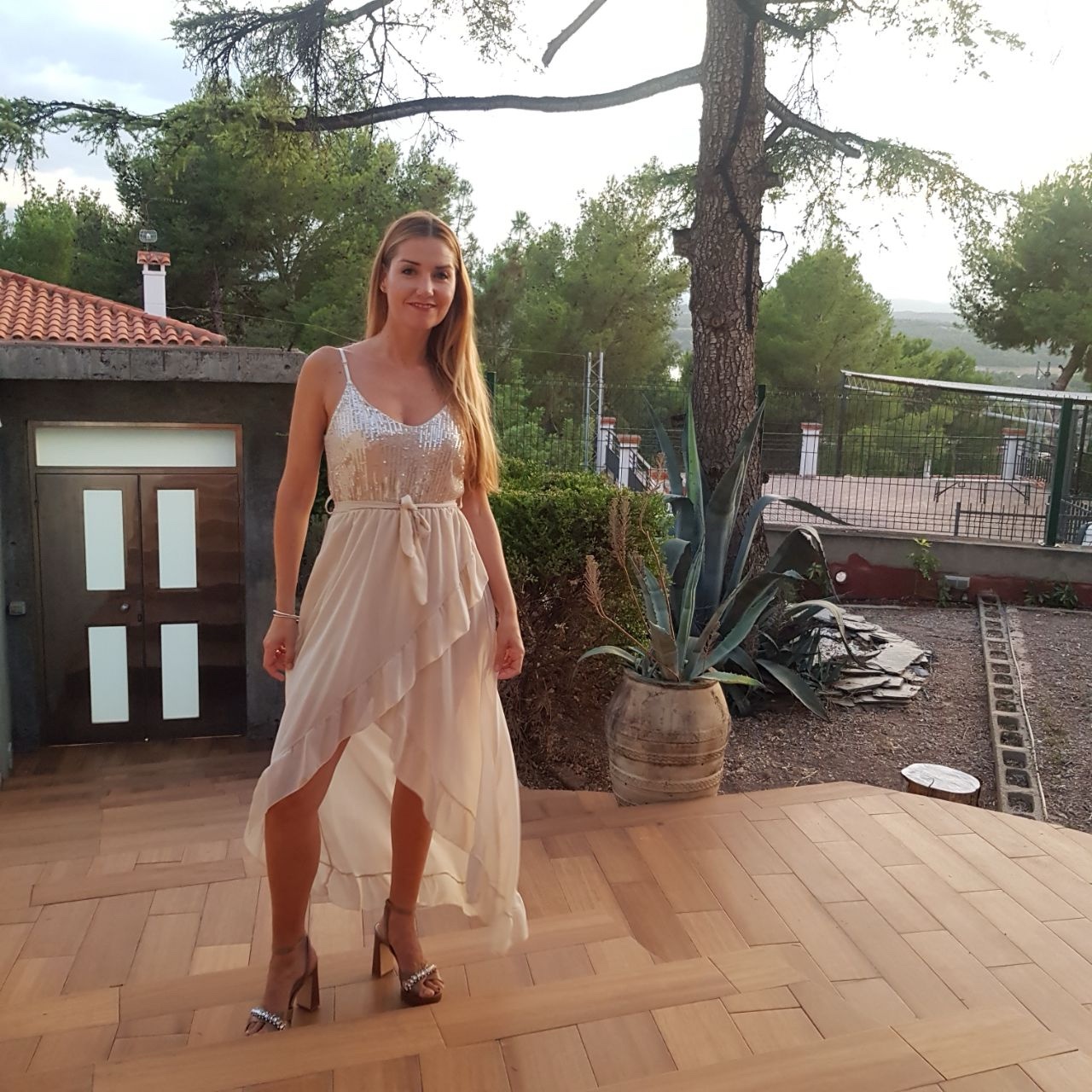 Vestido de fiesta asimétrico de gasa y lentejuelas