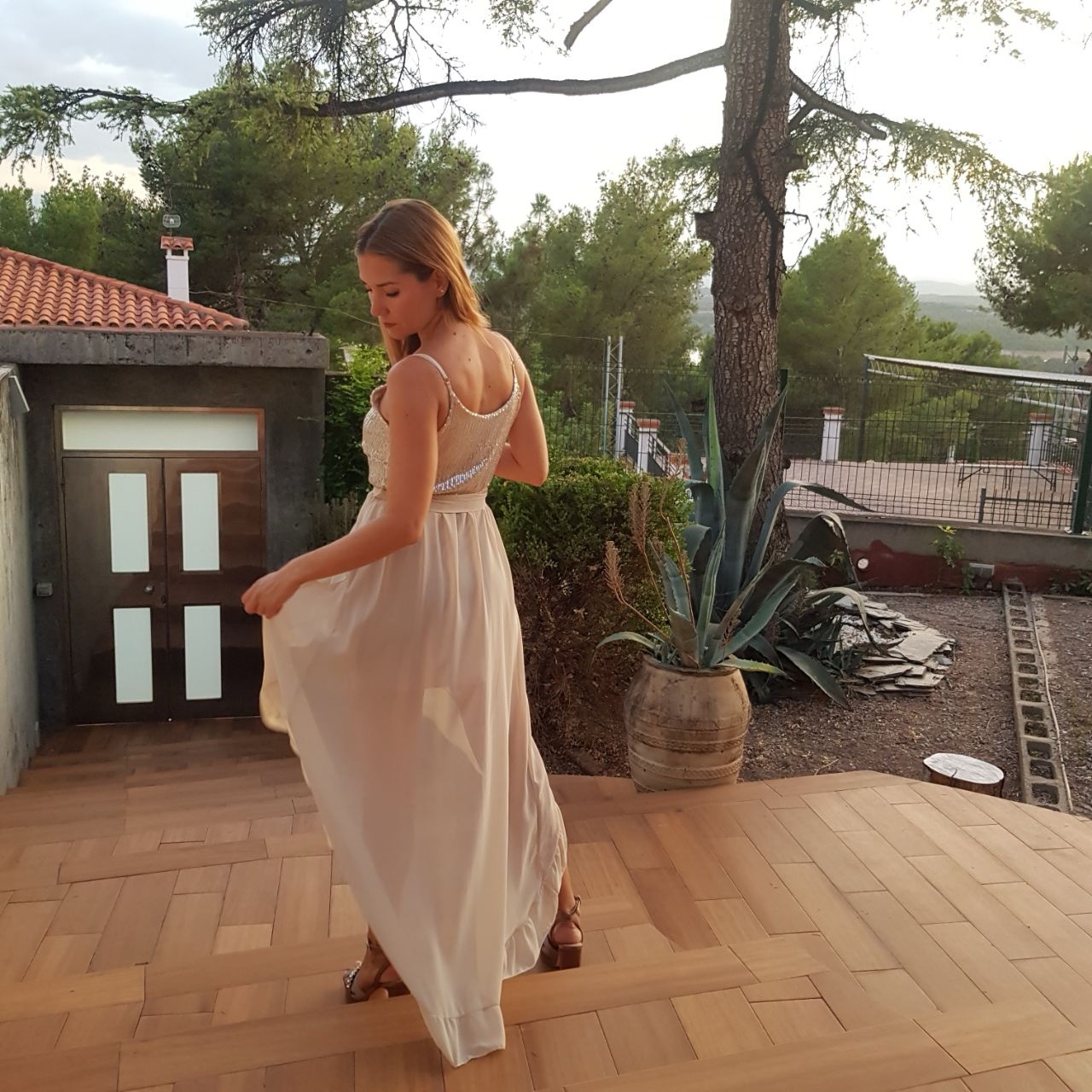 Vestido de fiesta asimétrico de gasa y lentejuelas