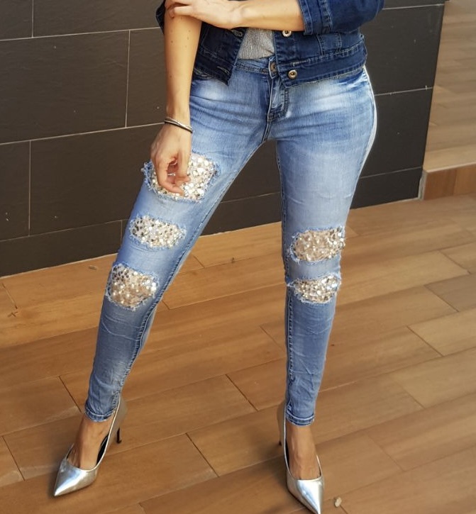 Jeans denim pitillo, con rotos con lentejuela