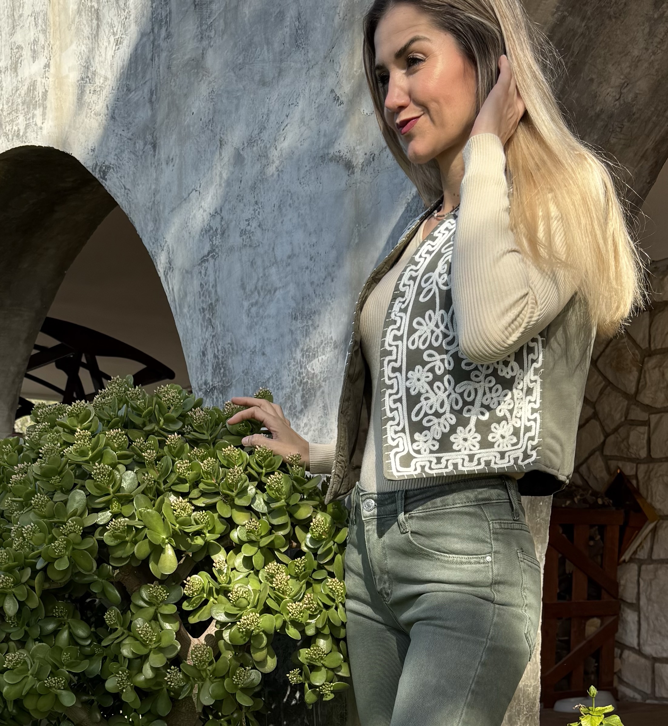 Chaleco corto verde con bordados