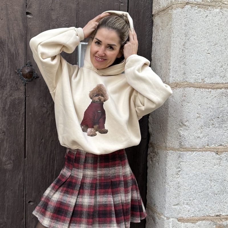 Sudadera blanco roto con perro