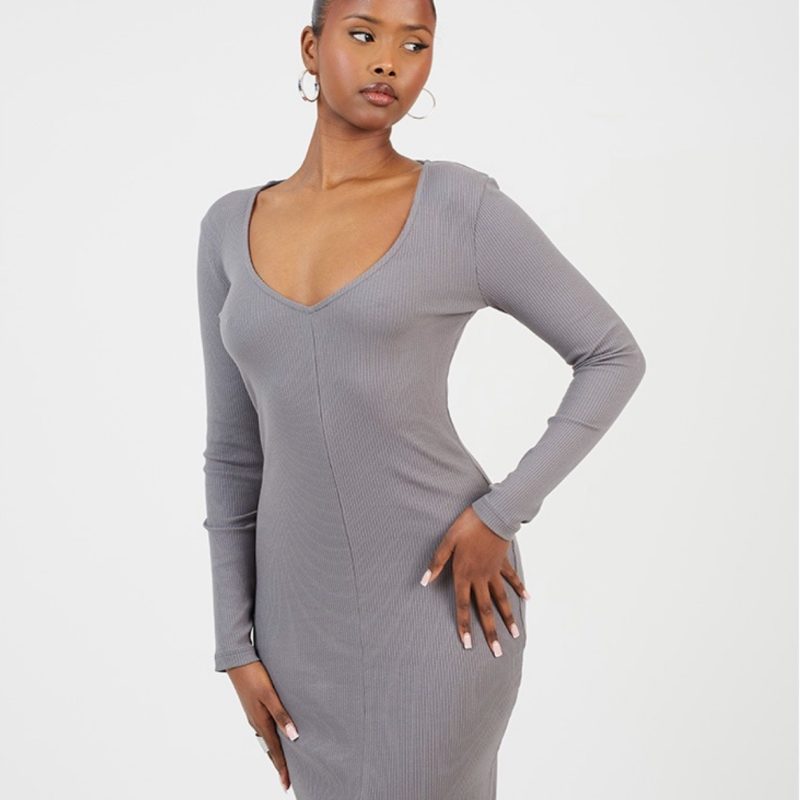 Vestido ceñido de manga larga y cuello pico. Con detalle apertura. Disponible en 3 colores: gris, negro y chocolate