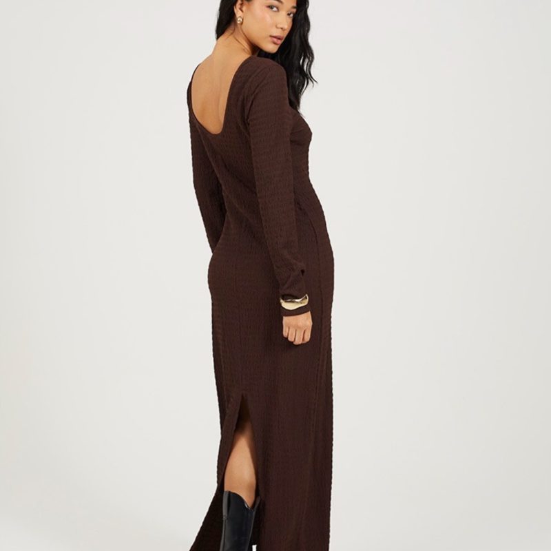 Vestido Maxi con textura, manga larga, cuello caja y detalle apertura y escote espalda