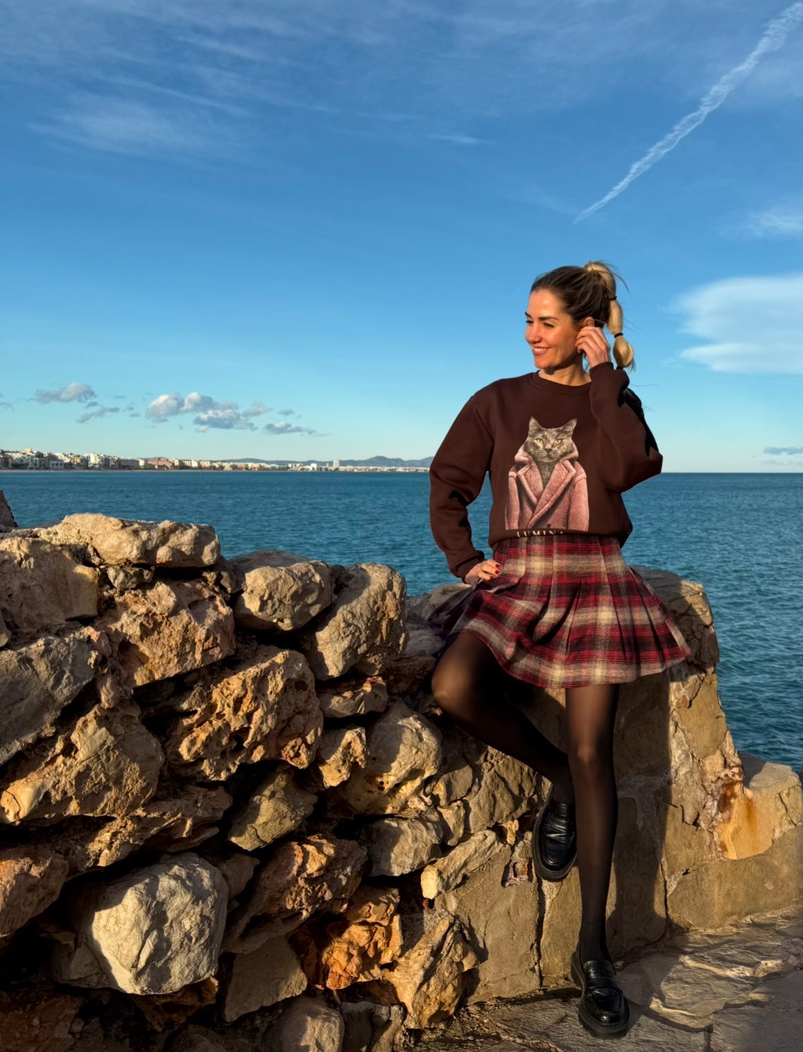 Falda corta plisada cuadros en tonos rojo, gris y blanco