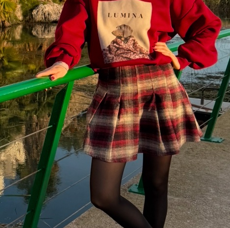 Falda corta plisada cuadros en tonos rojo, gris y blanco
