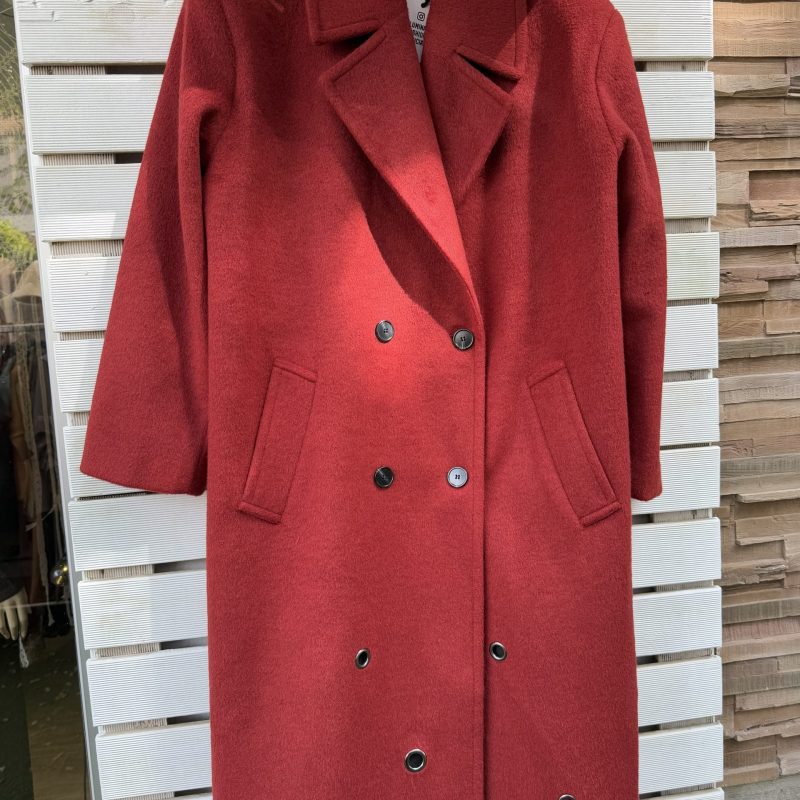 Abrigo largo oversize con hombreras y doble abotonadura en tono granate