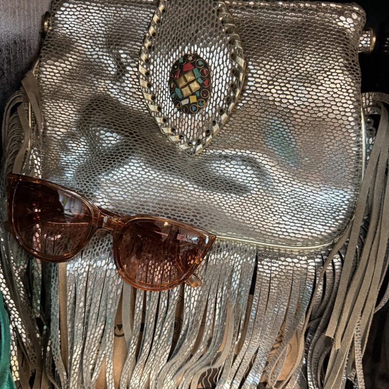 Bandolera piel metálizada con flecos y detalle boho