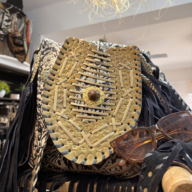 Bolso de piel con flecos y solapa latón trenzada dorada