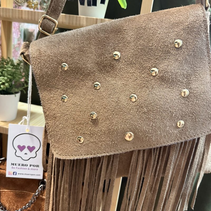 Bolso de ante con tachuelas doradas y flecos