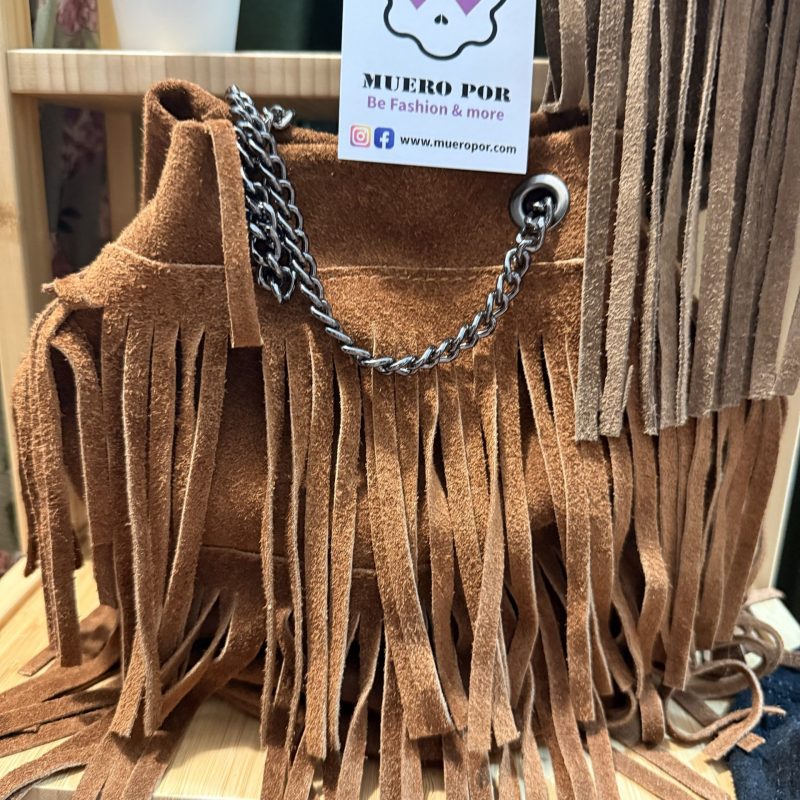 Bolso de ante marrón con flecos y cadena