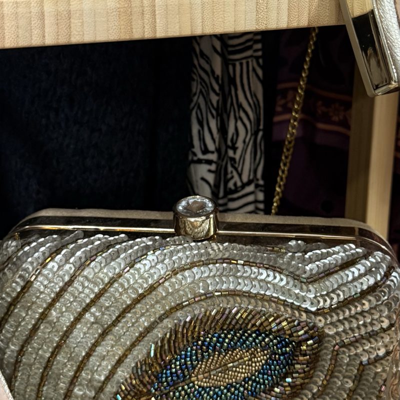 Clutch bordado con cuentas y lentejuelas efecto pluma de pavo real