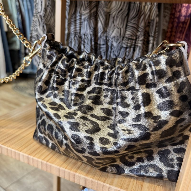 Bolso animal print dorado con cadena