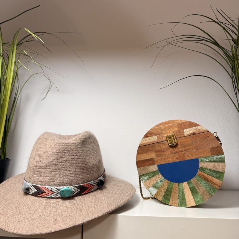 Bolso artesanal de madera con diseño geométrico