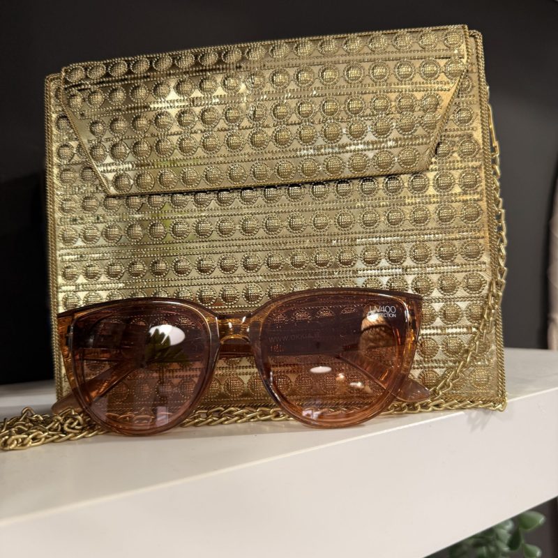 Bolso de latón troquelado dorado hecho a mano