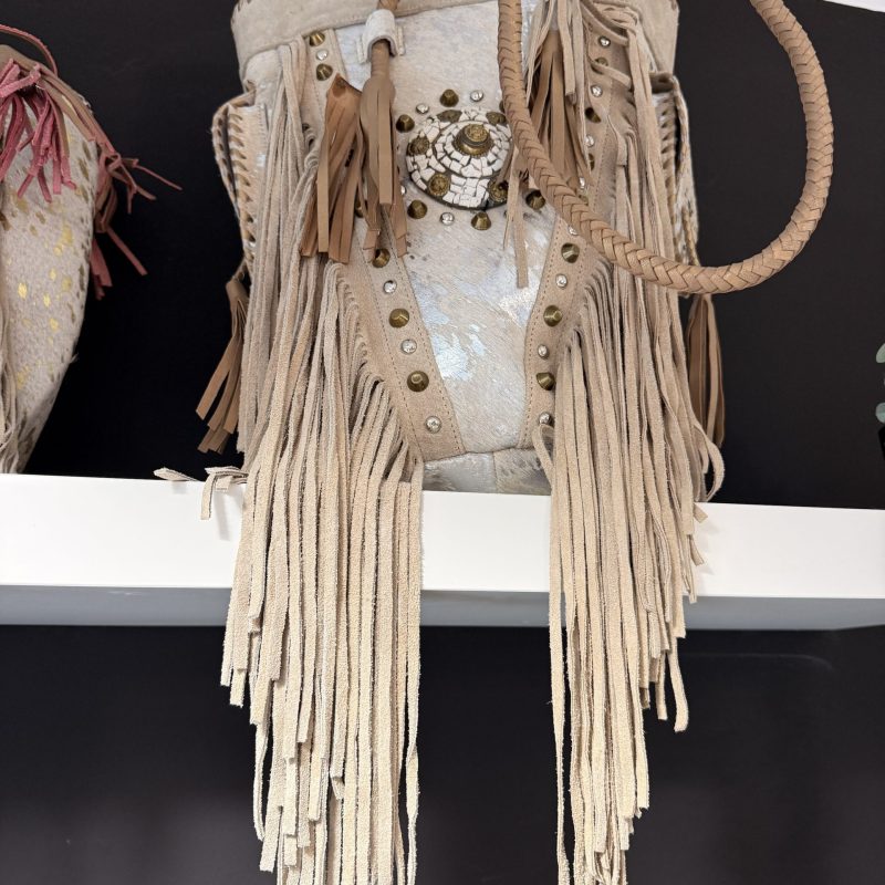 Bolso grande de piel con flecos y detalle mosaico boho